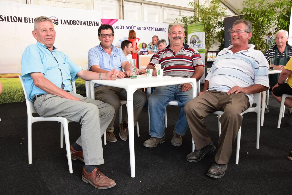 Paul Houbrigts en zijn drie vrienden genieten van een frisse pint bij Landbouwleven.