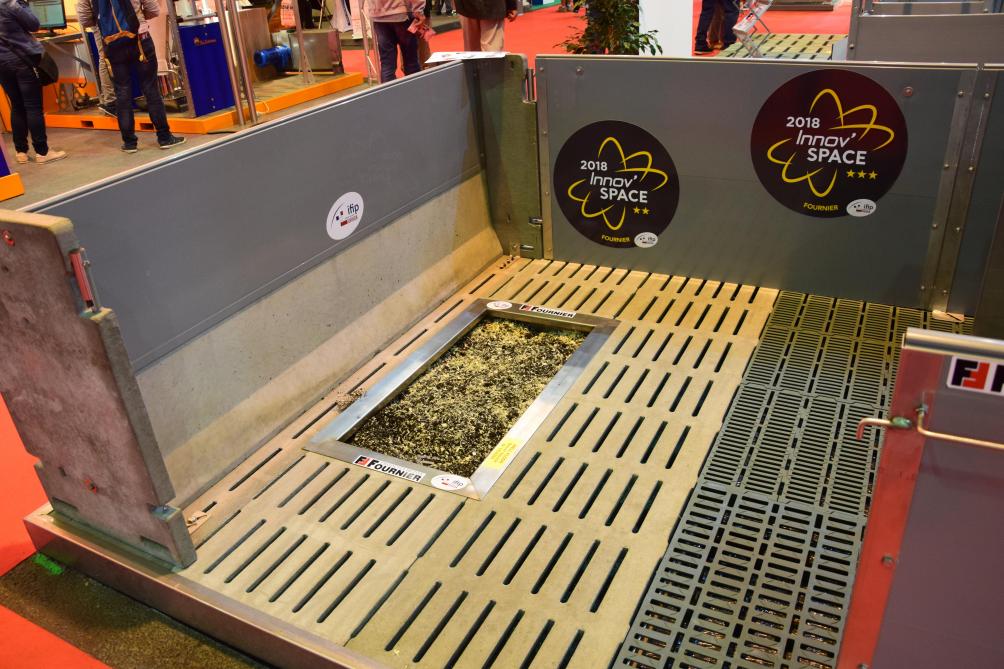 Op de plaats van een roosterelement past de Well’Floor, een bak in inox die je opvult met wroetmateriaal voor varkens.