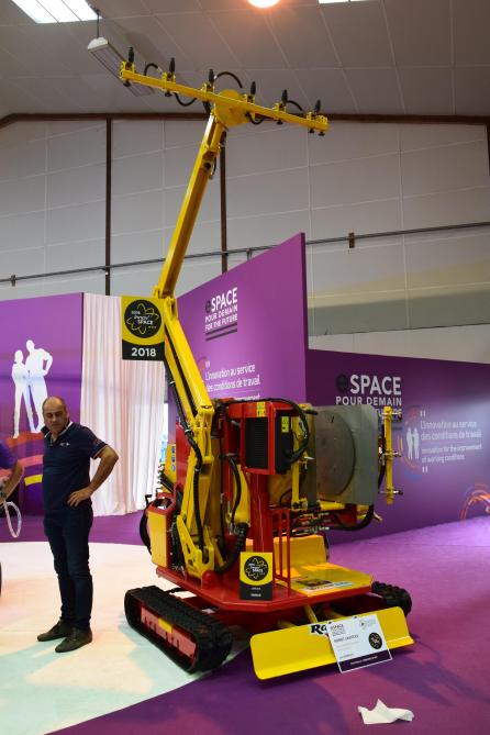 De Lavicole neemt op dit moment 80 à 85 
% van het kuiswerk voor z’n rekening in pluimveestallen. Een operator bedient de machine met een joystick.