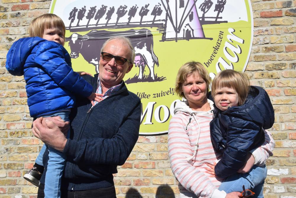 Lieven en Tine Dewicke-Denoo samen met de kleindochters Rachel en Lucie Dewicke.