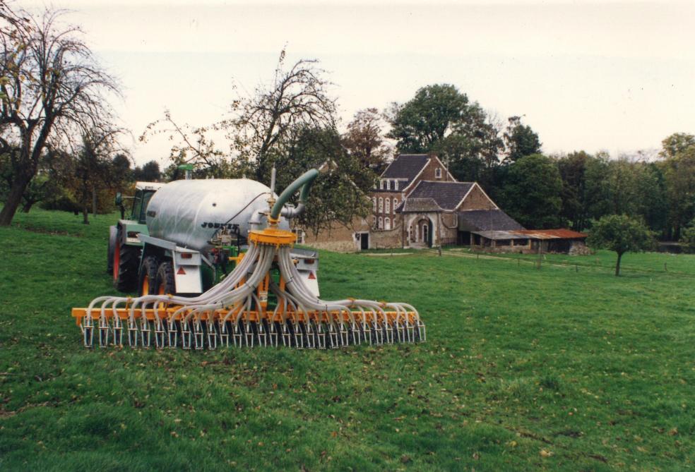 De jaren ‘90 worden gekenmerkt door de ontwikkeling van drijfmestinjecteurs, zoals de Wide-Action, hier op foto voor de boerderij van de  familie Joskin.