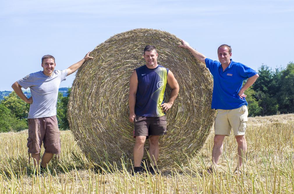 Van links naar rechts: Fabien Duprat, Alexis Vallet en Betrand Duprat, de drie vennoten die elk hun eigen rol hebben in hun gemeenschappelijke landbouwuitbating: veehouderij en biomethanisatie, beheerslandbouw, zonne-energie, commercialisatie en toekomstige ontwikkelingen.