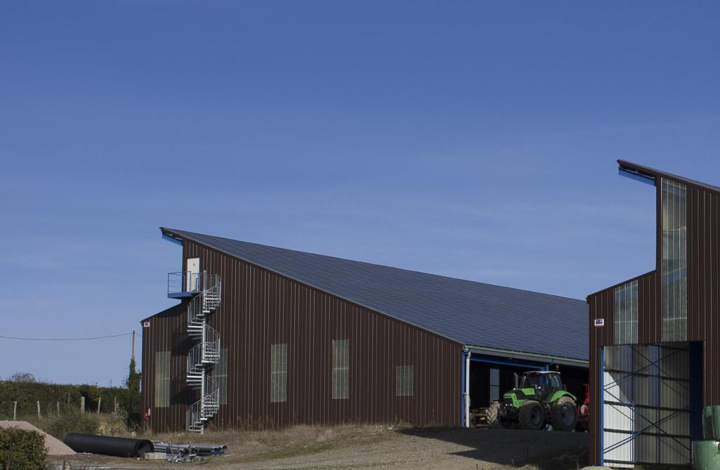 De GAEC is sterk betrokken bij de lokale productie van zonne-energie en heeft de daad bij het woord gevoegd door geleidelijk al de daken van het bedrijf van zonnepanelen te voorzien.