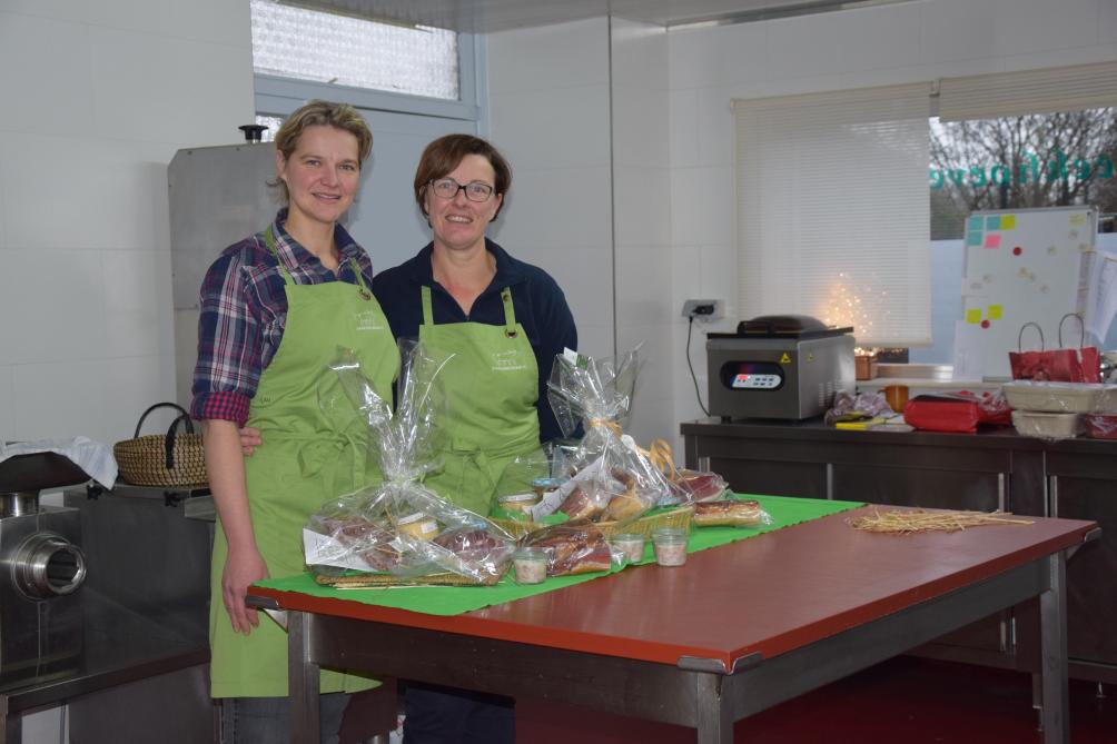 Voor de korte ketenverkoop van vleespakketten werkt Mieke samen met Els.