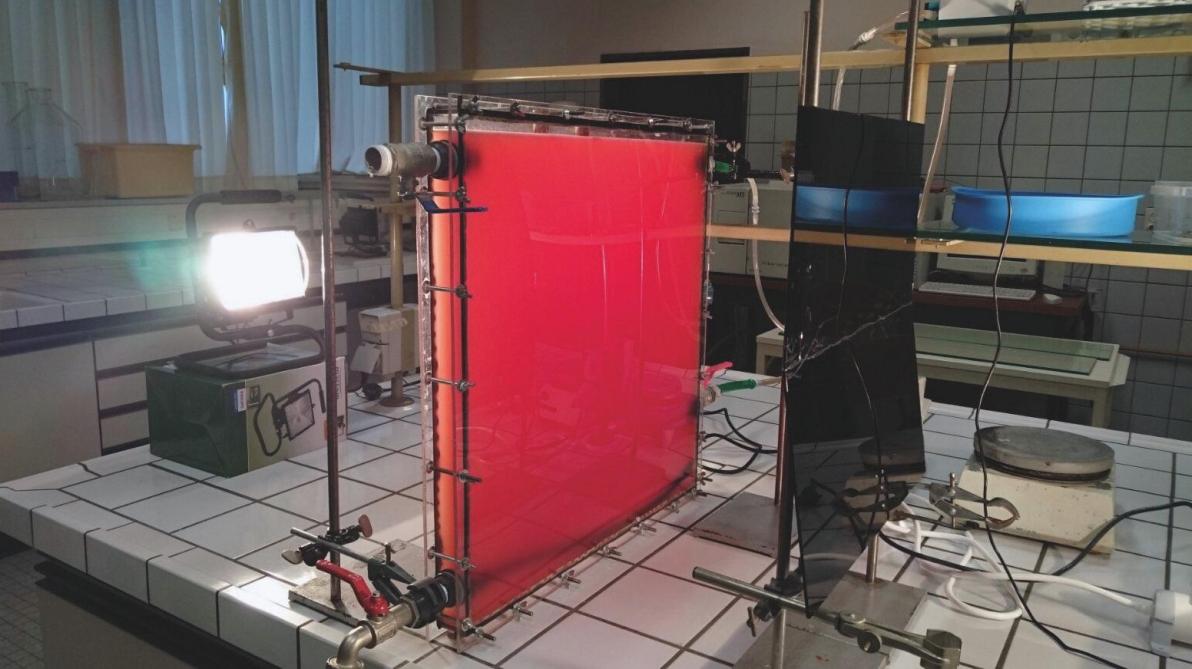 Een proefopstellig van een bacterietank in het lab.