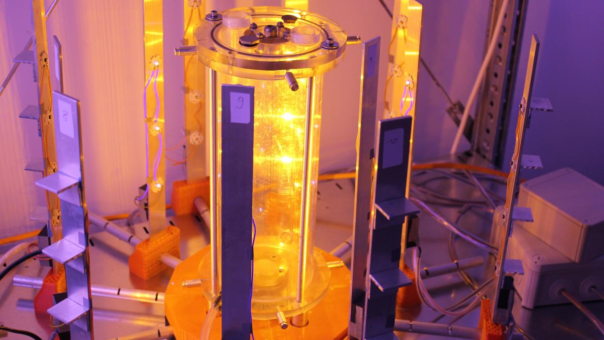 Fotobioreactor waarin de purperbacteriën op een continue manier kunnen groeien.