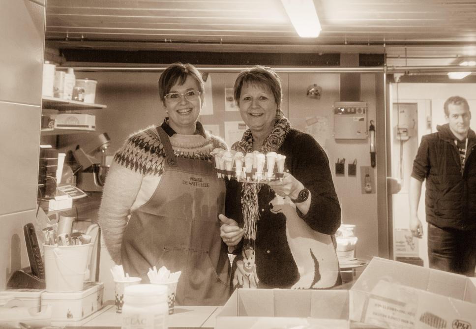Melkveehoudster Loes Van Houdt en haar moeder Ingrid.