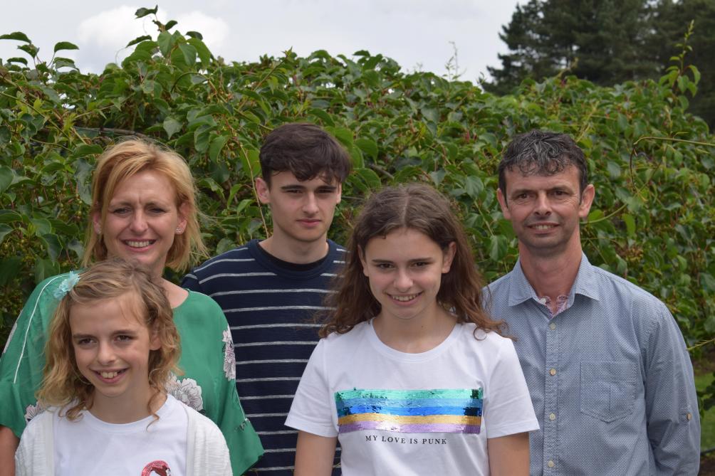 Het gezin van Inge Zeeuws en Gert Reijnders schakelde over van tomaten naar aardbeien. Daarnaast hebben ze 600 kiwibesplanten staan.