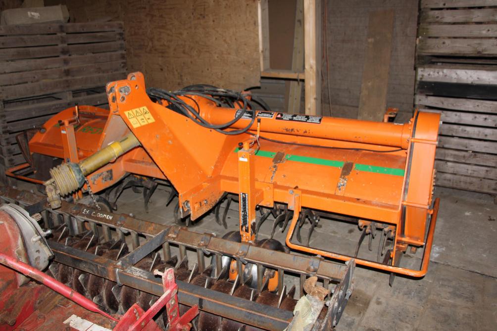 Begin dit jaar werd deze tweedehands Struik rijenfrees RF310 gekocht. Sinds 2010 werd een samenwerking aangegaan met de buren en zo kochten zij zich in in een gezamenlijk machinepark.