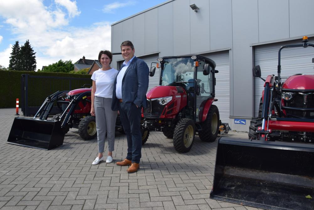 Tom Raepers met zijn echtgenote voor de nieuwe Yanmar-tractoren.