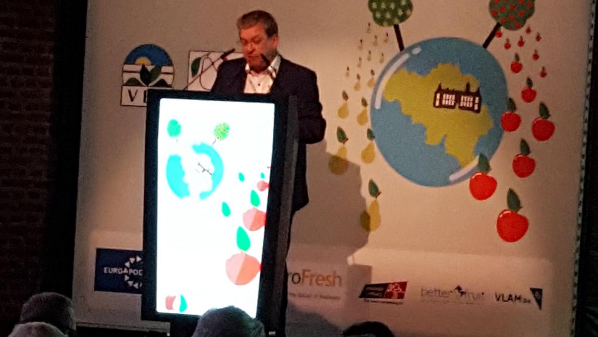 We blijven zoeken naar nieuwe markten omdat we ervan overtuigd zijn dat er wel degelijk een markt is voor ons duurzaam geteelde kwaliteitsfruit , aldus Luc Vanoirbeek, algemeen secretaris VBT.