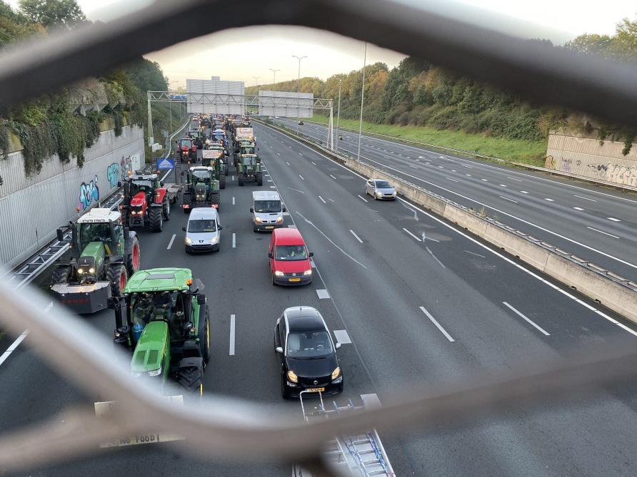 De sliert van tractoren van boze boeren zorgt voor honderden kilometer file.