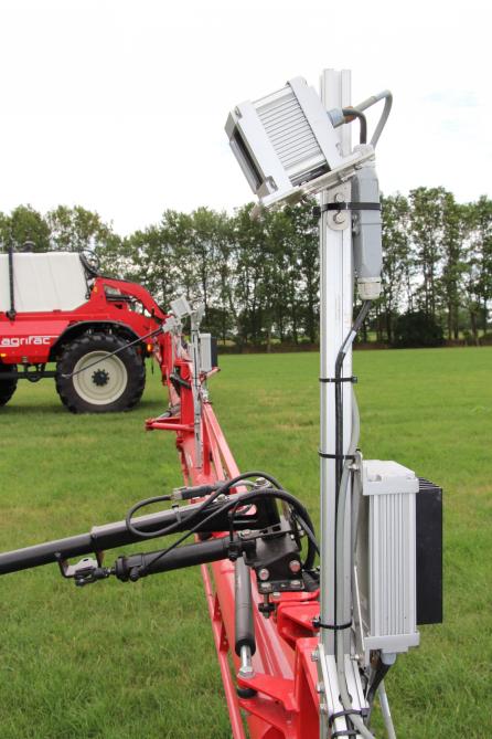 In juni 2018 werden de eerste veldproeven gedaan op grasland. Op de spuitboom zit een speciaal AiC-Plus camerasysteem dat gebruikmaakt van RGB-camera’s.