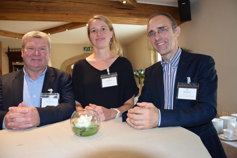 Gastheer Paul De Smet, zaakvoerder van Bivit, met de 2 wetenschappelijke sprekers Marijke Aluwé (ILVO) en Stefaan De Smet (UGent).