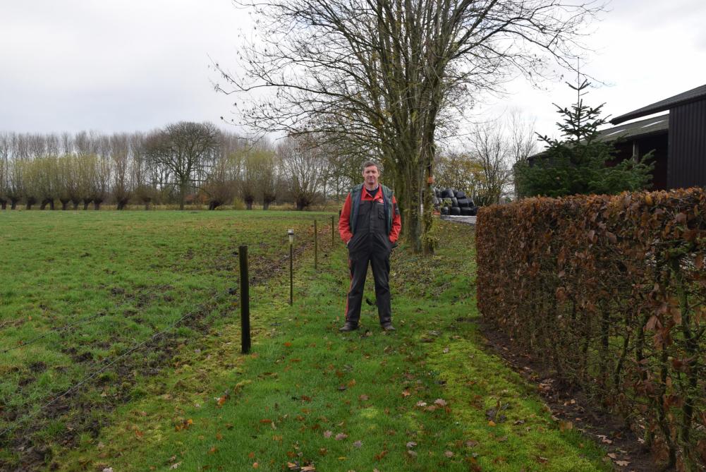 Renaat Fruytier, de Moerbeekse grenslandboer, staat hier op de Belgisch-Nederlandse grens op zijn veld.