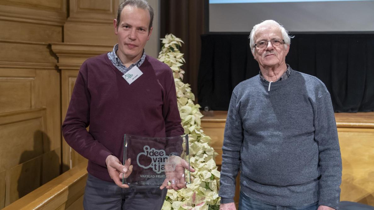 Jan Lowet (links), bedenker van de plukwagen met zonnecellen en Gaston Santermans, uitwerker van het idee.