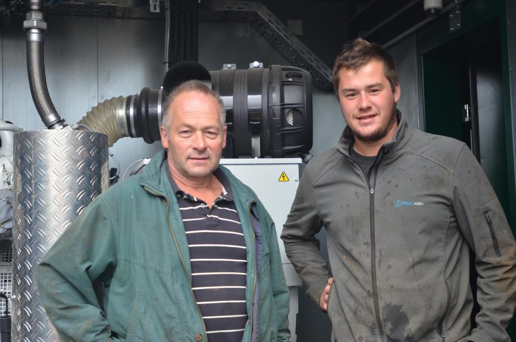 Eric Jonkeau en zijn zoon Pierre-Olivier voor de motor van de warmtekrachtkoppeling.