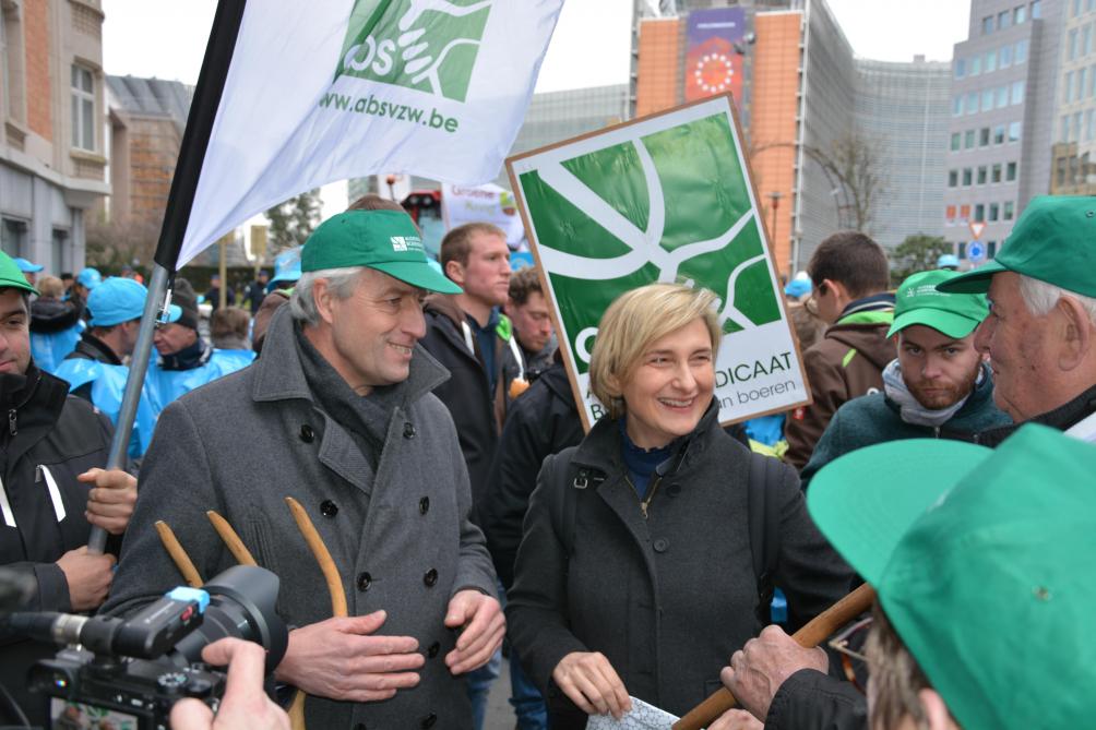 Vlaams landbouwminister Hilde Crevits, hier geflankeerd door ABS-voorzitter Hendrik Vandamme, zei de landbouwers te ondersteunen in hun eisen.