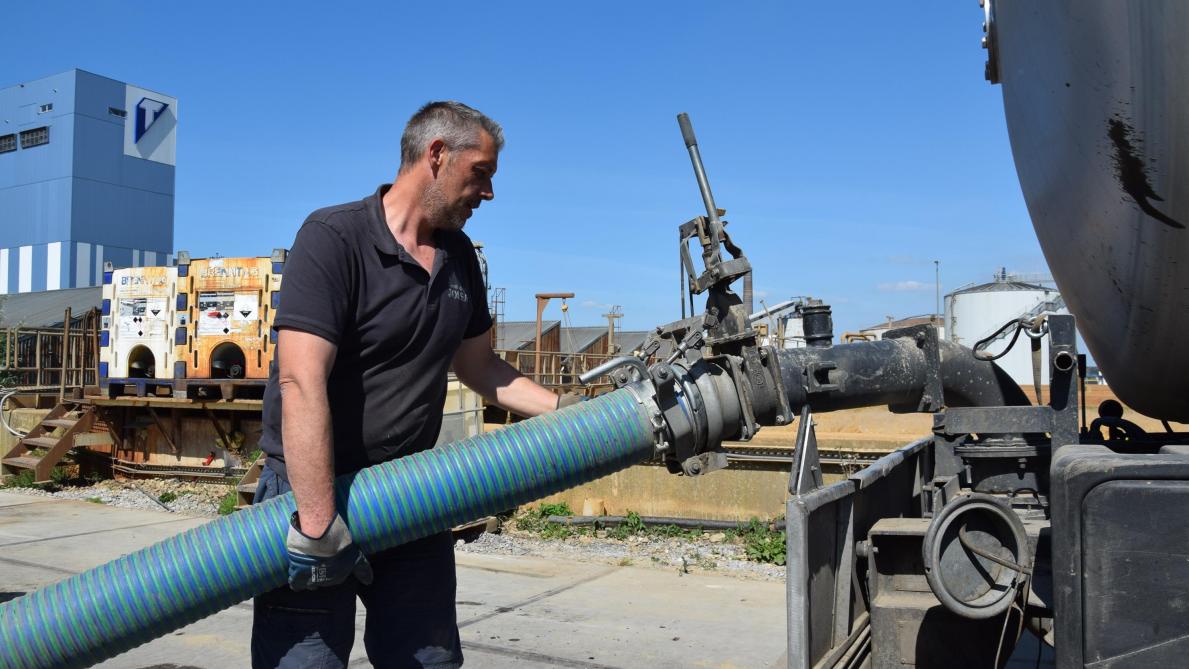 Mario Alard van Loonbedrijf Jossa koppelt de darm aan een grote tankwagen van 30.000 l. De vracht water is bestemd voor een fruitbedrijf in Neerlanden.