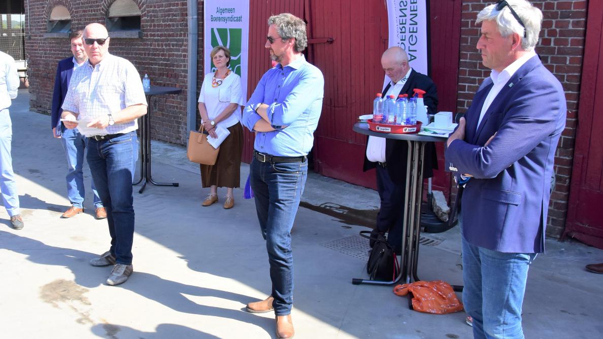 ABS-directeur Eric Claeys verwelkomde, in het bijzijn van onder andere voorzitter Hendrik Vandamme, de genodigden op het bezoek van landbouwminister Hilde Crevits.