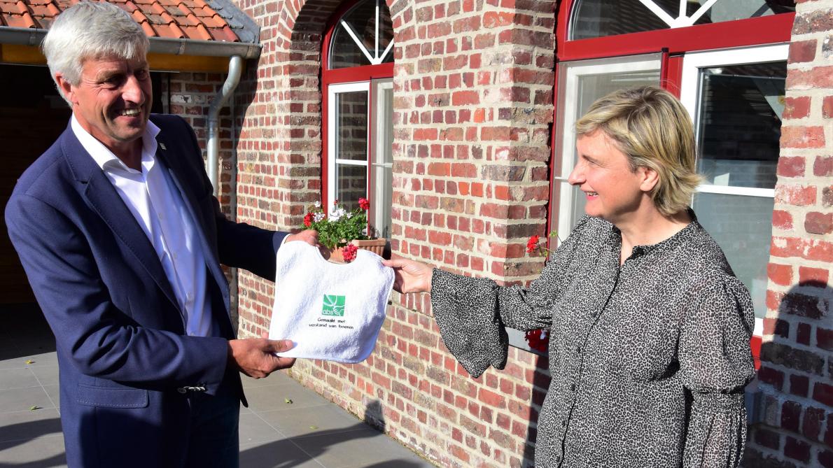 Landbouwminister Hilde Crevits is 3 maanden geleden oma geworden. ABS-voorzitter Hendrik Vandamme overhandigde haar een ABS-slabbetje.