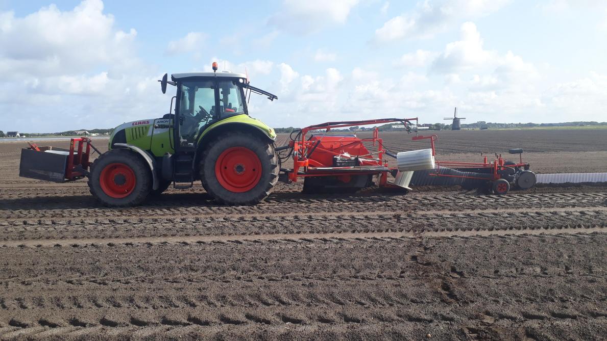 Bloembollenteler Nico Blokker uit het Nederlandse Sint Maartensvlotbrug begon in 1991 zijn eerste percelen te inunderen. Eerst ploegde een loonbedrijf voor hem om het perceel een dijkje, maar sinds 2018 zet Loonbedrijf P.B.N. Burger uit ‘t Zand speciale schotjes in het perceel die als dijkjes werken.