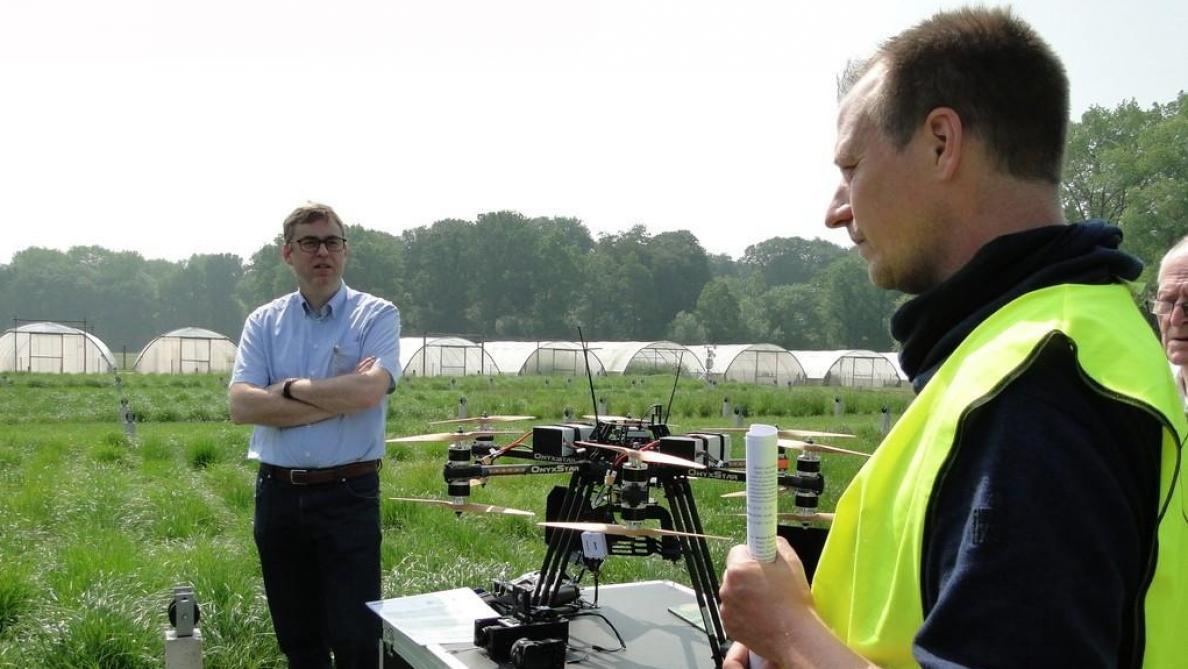 In het Interreg-Icares-project (www.icaresproject.eu) wordt een grensoverschrijdende innovatiecluster ontwikkeld voor innovatie op het gebied van remote sensing (teledetecetie) en geavanceerde datacommunicatie en dataverwerking voor verschillende sectoren waaronder landbouw.