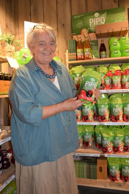 Veerle Van Hoof toont trots het ruime assortiment van PIPO Fruitsappen.