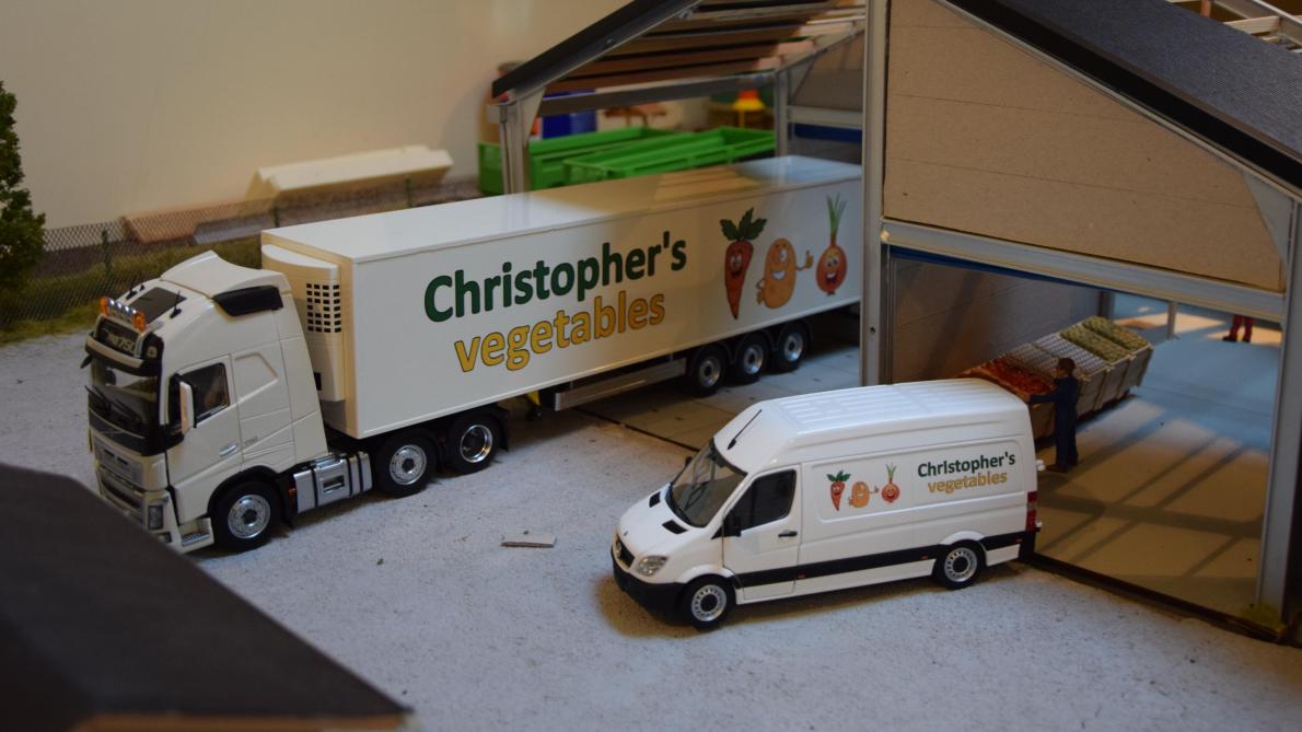 Bij het miniatuurbedrijf van  Christophe hoort ook een logistieke transportafdeling, met bestel- en vrachtwagens voorzien van het juiste logo.