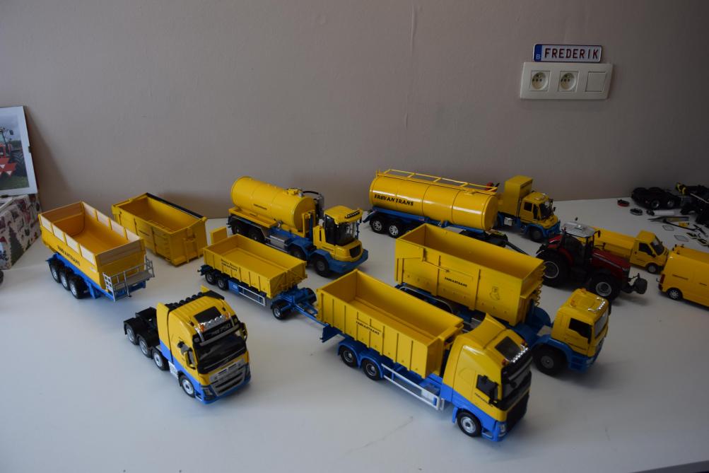 Frederik zijn miniatuur transportbedrijf met zowel tractorcombinaties, vrachtwagenopleggers, haakarmsystemen en servicevoertuigen.