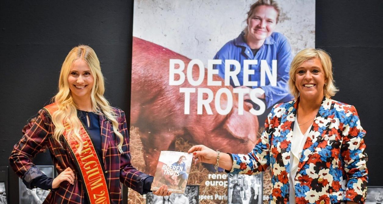 Hilde Vautmans reikte het eerste exemplaar uit aan Miss België, Celine Van Oeytsel uit Herentals.