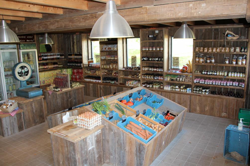 In 2017 werd de winkel compleet gerenoveerd. In de ruime winkel verkoopt de familie onder meer haar eigen wijnen, winterwortels, uien, aardappels en ook veel producten van collega-boerderijwinkels uit de regio.