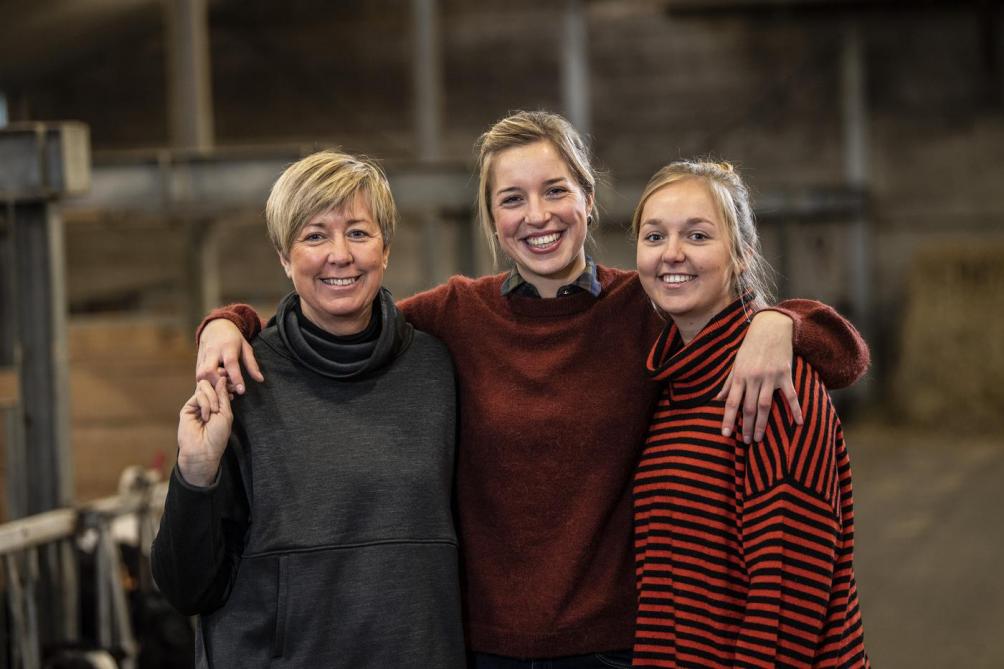 Catherine (53), Ines (25), Margo (22) runnen een vleesveebedrijf en kinderboerderij.