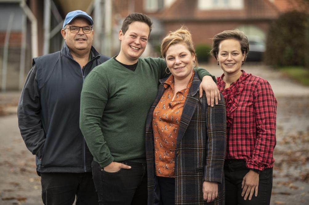 Mieke (30) is de drijvende kracht achter het melkveebedrijf met ijssalon van de familie Aertsen uit Loenhout (Antwerpen).