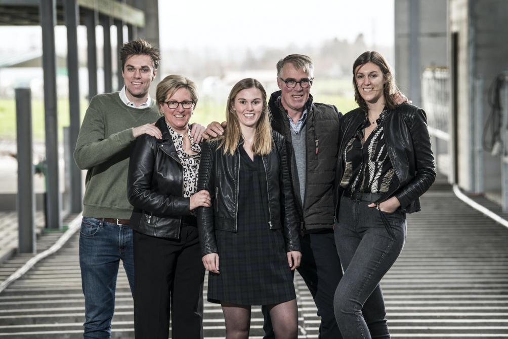 De gezellige familie Cobbaert heeft een melkveeboerderij met B&B in het West-Vlaamse Oedelem.