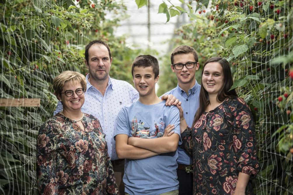 Johan Devriendt (45) en Nancy (43) uit Passendale (West-Vlaanderen) en hun drie kinderen: Louis-Philippe (21), Marie-Laure (20) en Louis-Lysander (13).