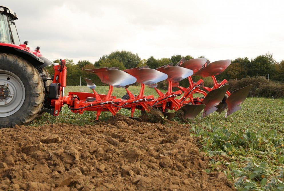 Met Smart Ploughing schakelt ieder ploeglichaam automatisch in en uit op één  uniforme lijn.