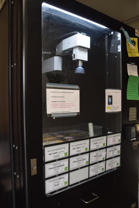 In een automaat met robotsysteem worden hoeve-ijs en witloofkroketjes verkocht.