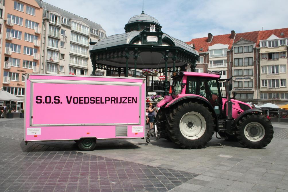 Met tractor Roza klaagt de Groene Kring de lage voedselprijzen aan.