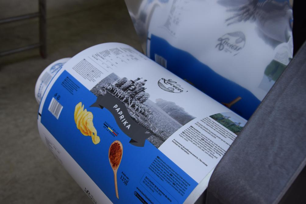 De tekst op de verpakking van ‘L es chips de Lucien’ staat in het Nederlands en in het Frans. Men kan de chips zowel in Vlaanderen als in Wallonië vinden.