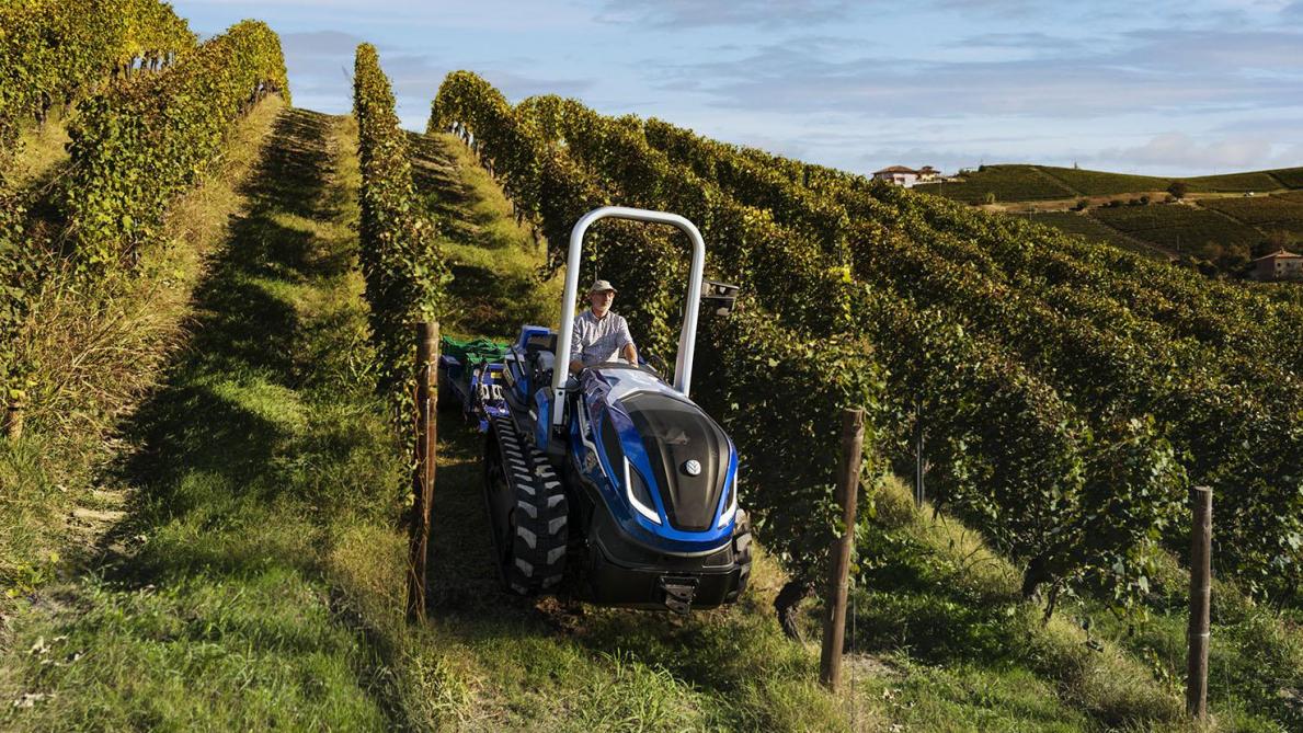 New Holland test een nieuw prototypetractor op biomethaan in de Italiaanse wijngaarden van Fontanafredda.