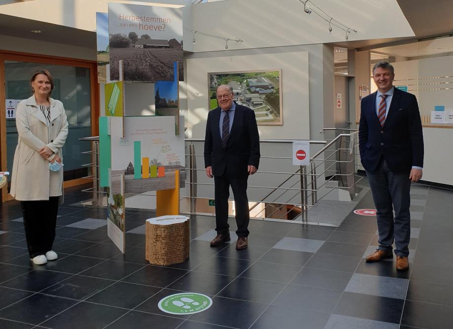 De provincie Oost-Vlaanderen start de informatiecampagne ‘Hoeve met perspectief’. Symbolisch werd een eerste informatiezuil geplaatst in de gemeente Lierde.