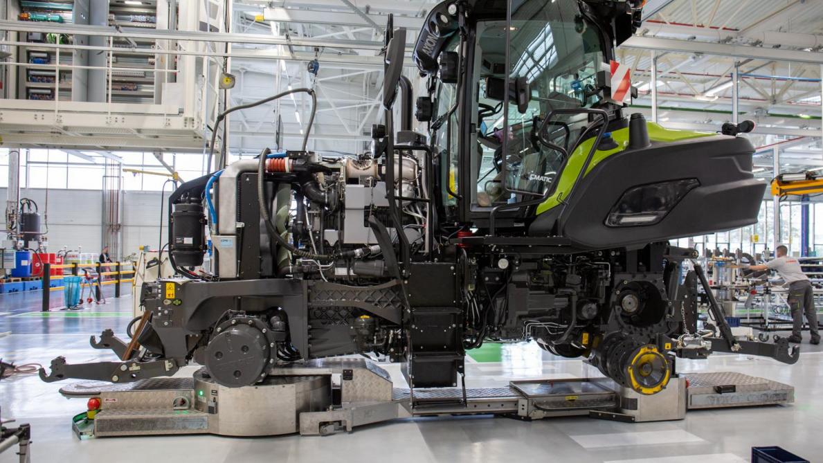 Claas gebruikt 40 kleine robotjes, werktuigdragers in de fabriek waarrond de tractor wordt opgebouwd.
