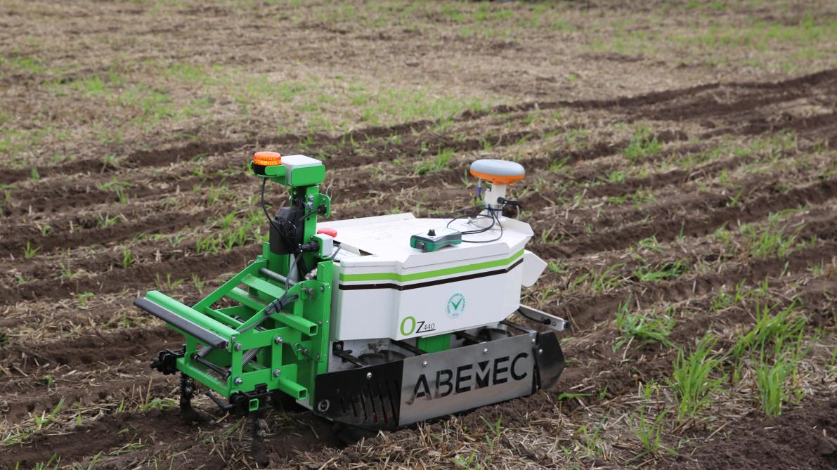 In het veld waren de robots van Naio aan het werk.  Het door Abemec vertegenwoordigde Franse merk toonde een OZ440  en een Dino.