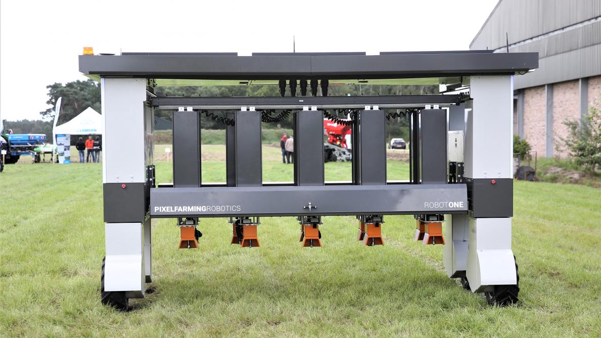 De Robot One van Pixel Farming Robotics is een door zonne-energie aangedreven poraal, met tien armen, die onafhankelijk van elkaar kunnen bewegen.