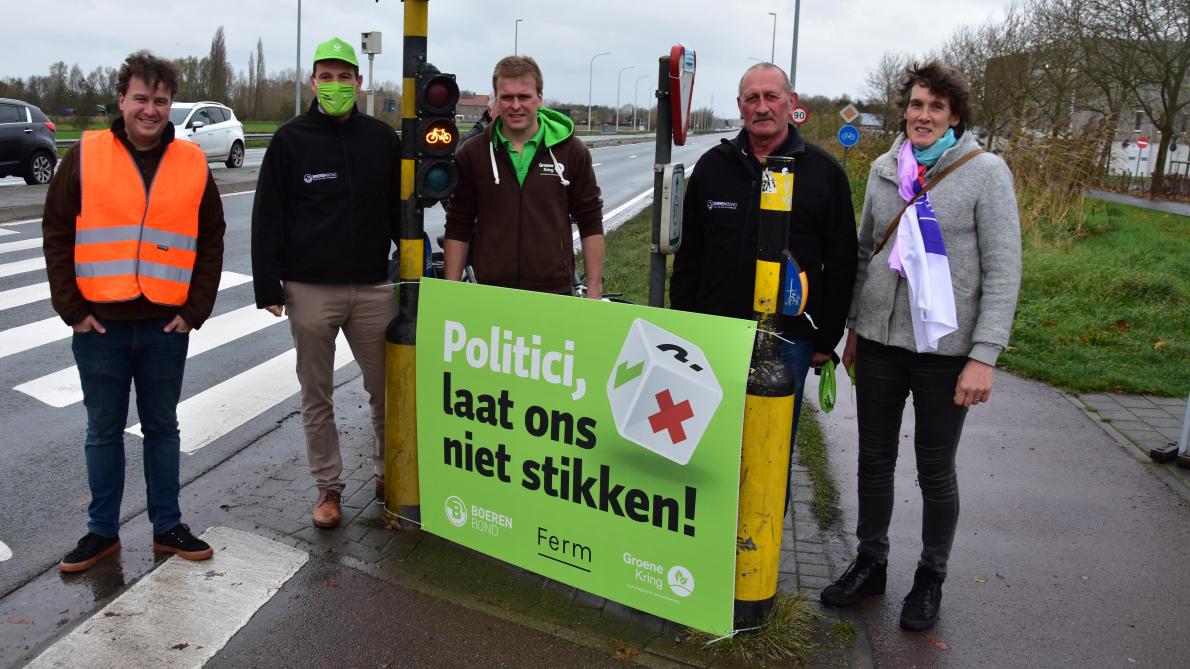 In Roeselare verzamelden vertegenwoordigers van Boerenbond, Groene Kring en Ferm aan het kruispunt van de Diksmuidsesteenweg met de Ring.