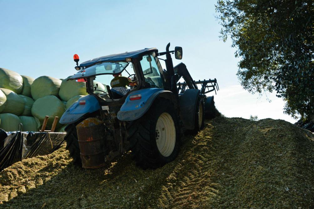 Men moet gras- of maïssilo’s zeer voorzichtig aandrukken. De oneffenheden in het oppervlak kunnen de tractor uit balans brengen en hem doen kantelen.
