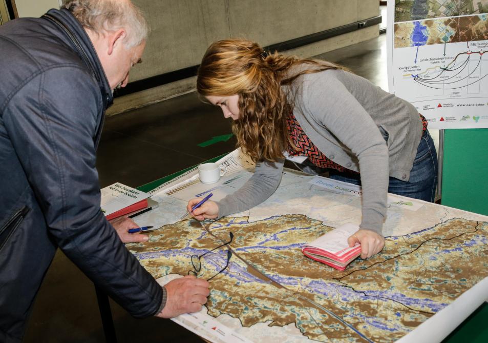 Bij de watersysteemkaart ontwikkeld door de Universiteit Antwerpen zochten enkele bezoekers gefascineerd naar hun percelen.