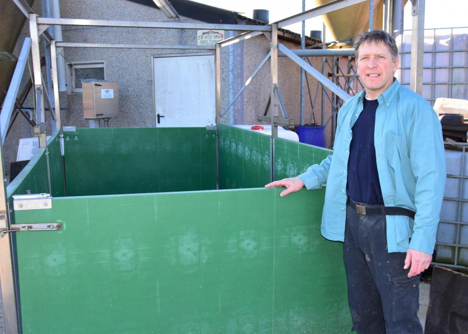 Varkenshouder Francis Hanssens aan de container met weegtoestel op het bedrijf, waar de biggen in het kader van dit onderzoeksproject enkele keren werden gewogen.