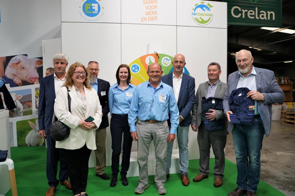Enkele bekende koppen uit de sector woonden de voorstelling van het project bij. v.l.n.r. Hendrik Vandamme (voorzitter ABS), Caroline De Praeter (Kabinet Clarinval), Benedikt Sas (directeur DGZ-MCC-Vivee), Evelyne De Graef (manager DGZ), Marcel Heylen (voorzitter DGZ), Guy Vandepoel (Boerenbond) Jozef Hooyberghs (FAVV), Emmanuel Wart (Kabinet Clarinval)